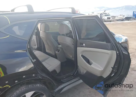 2018 Hyundai Tucson Value z USA, uszkodzony, nr VIN KM8J3CA24JU627027